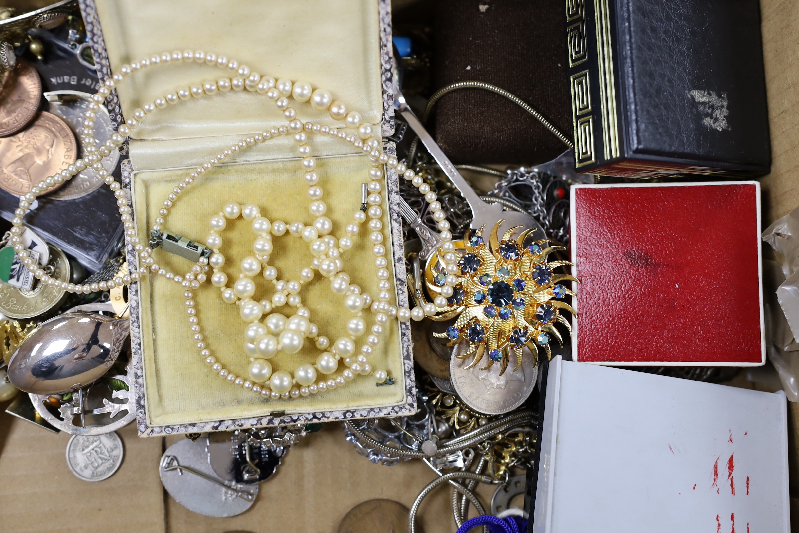 A modern 9ct gold wish bone pendant on a 9ct chain and a quantity of assorted costume jewellery, coins, etc.